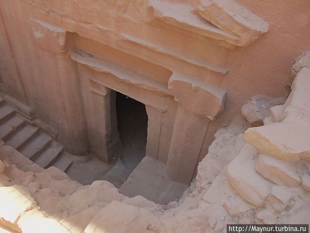 Два года назад перед входом во дворец археологи обнаружили с левой и правой стороны усыпальницы.