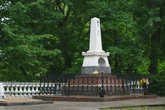 Не без трепета поднимаемся по лестнице к могиле Александра Сергеевича Пушкина. Здесь же находится фамильное кладбище Ганнибалов-Пушкиных.