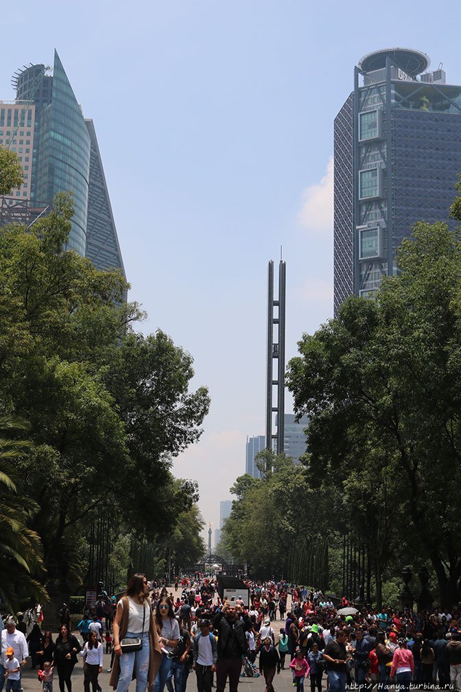 Пасео Реформа отдается пешеходам в воскресенье. Фото из интернета Мехико, Мексика