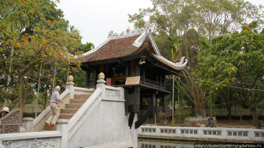 Включи temple. ТЮА-мот-кот Ханой. Пагода на одном столбе внутри. Вьетнам пагода на одном столбе. Пагода на одном столбе Ханой.