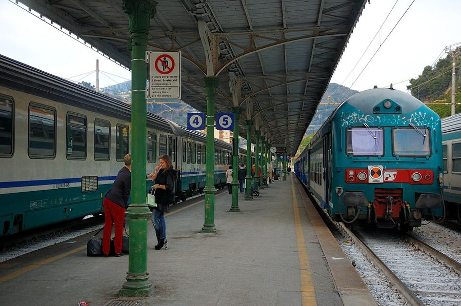 Вентимилья — здесь кончаются итальянские железные дороги Вентимилья, Италия