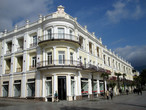 Отель-клуб 999 расположен в самом центре набережной Ялты, в здании старинного особняка — бывшего отеля Мариино. Здесь бывали Горький и Чехов.