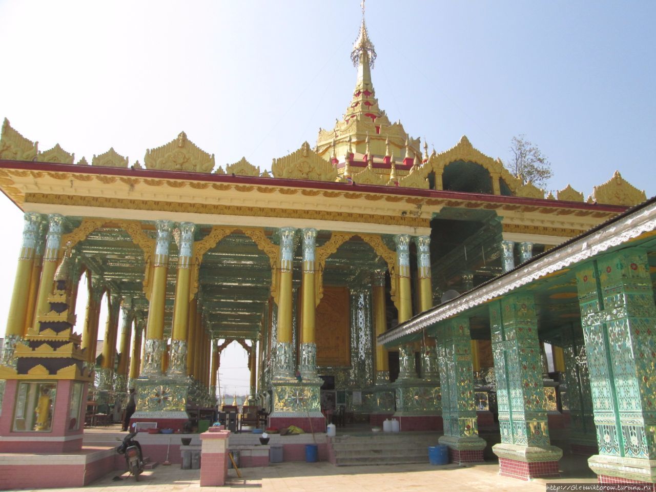 Красивая пагода по пути к горячим источникам Сипо, Мьянма