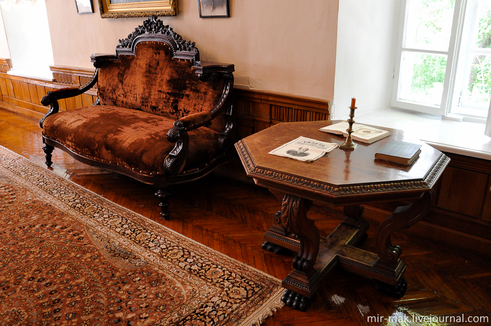 Оригинальная мебель не сохранилась, поэтому работники музея подобрали в интерьер кабинета мебель времен Пирогова. Винница, Украина