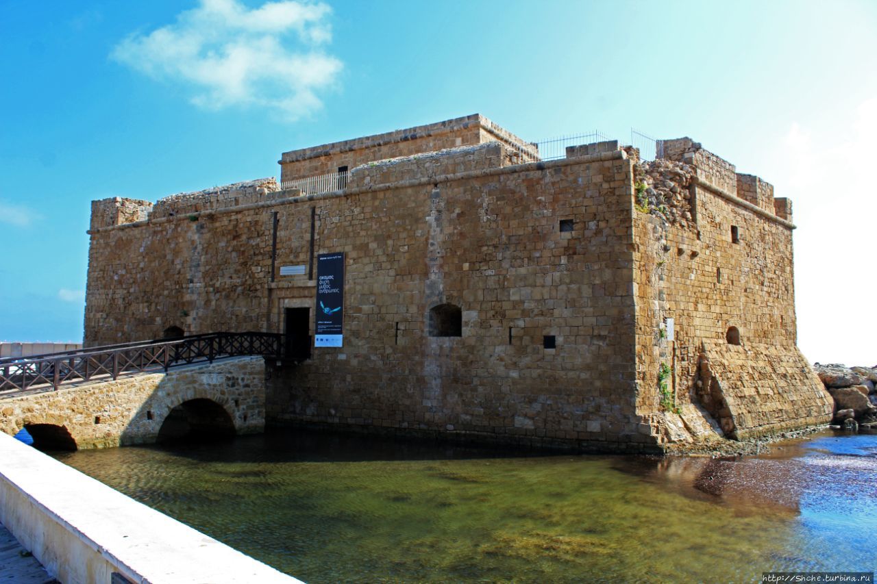 Пафосский замок... и крепость, и тюрьма,  и даже склад соли