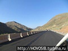 Дорога, построенная китайцами.Проезжая по ней видишь краски гор,они так разнообразны.... Иссык-Кульская область, Киргизия