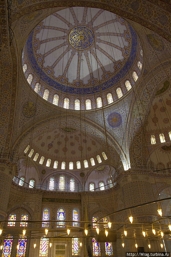 А внутри конечно прекрасно, становится понятно почему мечеть называют Голубой. Стамбул, Турция