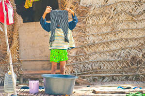 Пока мужчины управляют лодками и ловят рыбу, женщины готовят еду и стирают
белье. Всю домашнюю работу с легкостью выполняют даже девочки. Стирка для этой
юной хозяюшки – в удовольствие. А о стиральных машинах здесь, конечно, и не мечтают.
Максимум – о новом корыте.