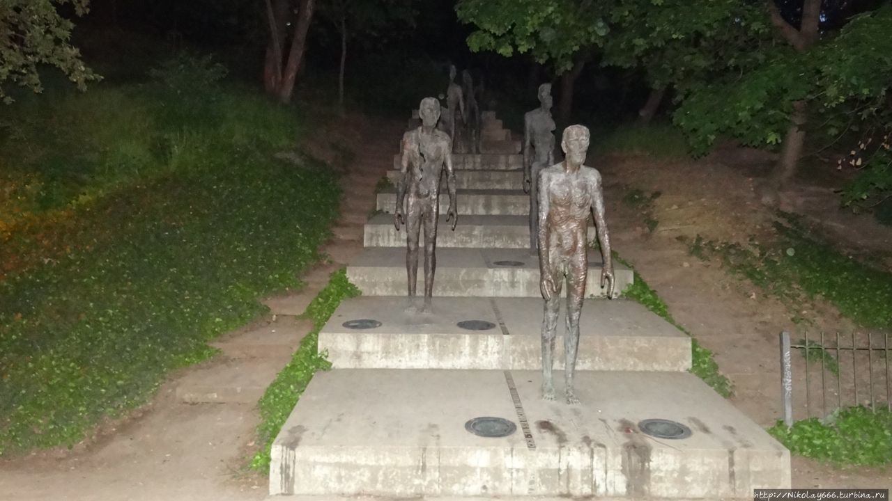 Памятник жертвам Коммунизма у холма Петршин Прага, Чехия