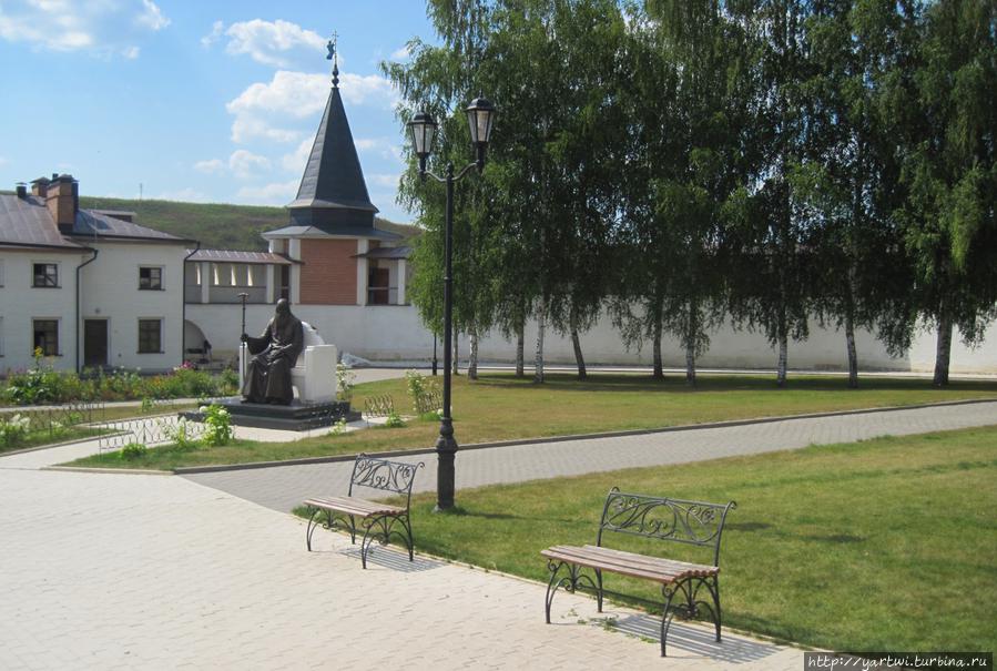 Памятник Святителю Иову, первому Патриарху Московскому. Старица, Россия