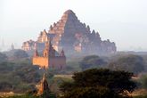 Храм Дхамаянджи — самое массивное во всём Багане, похожее на пирамиду, сооружение