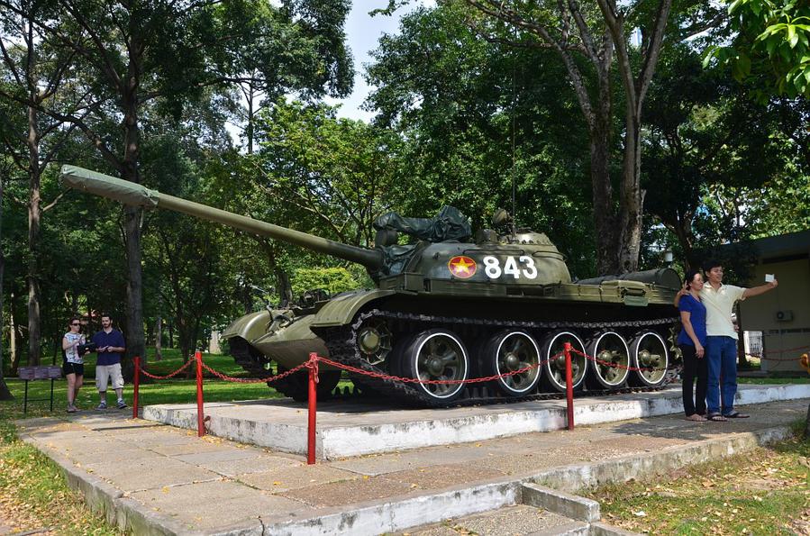 Хошимин, Вьетнам. Один из танков, штурмовавших штаб-квартиру южновьетнамского правительства