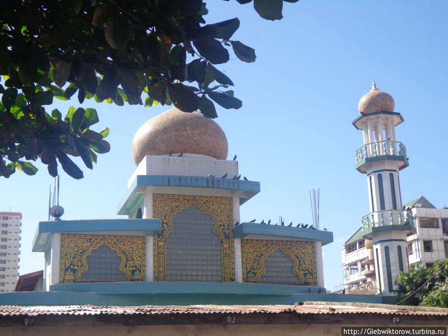 Переулок  с 3 мечетями и автосервисом Мандалай, Мьянма