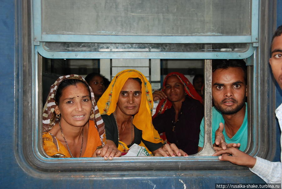 Бандюки в окнах Дауса, Индия