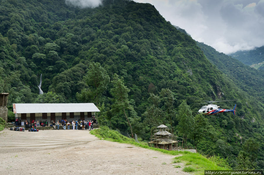 Прибытие вертолёта на аэродром в Кодари, Дорога от тибетской границы в Катманду разрушена ужасным оползнем, обход занимает полдня. Для тех, кто не имеет времени или имеет лишние деньги, работает вертолётная переправа Тибет, Китай