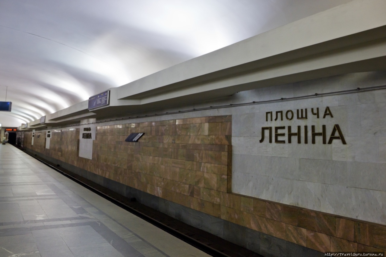 Двуязычие минского метро — русское и белорусское название станции часто чередуются в интерьере Минск, Беларусь