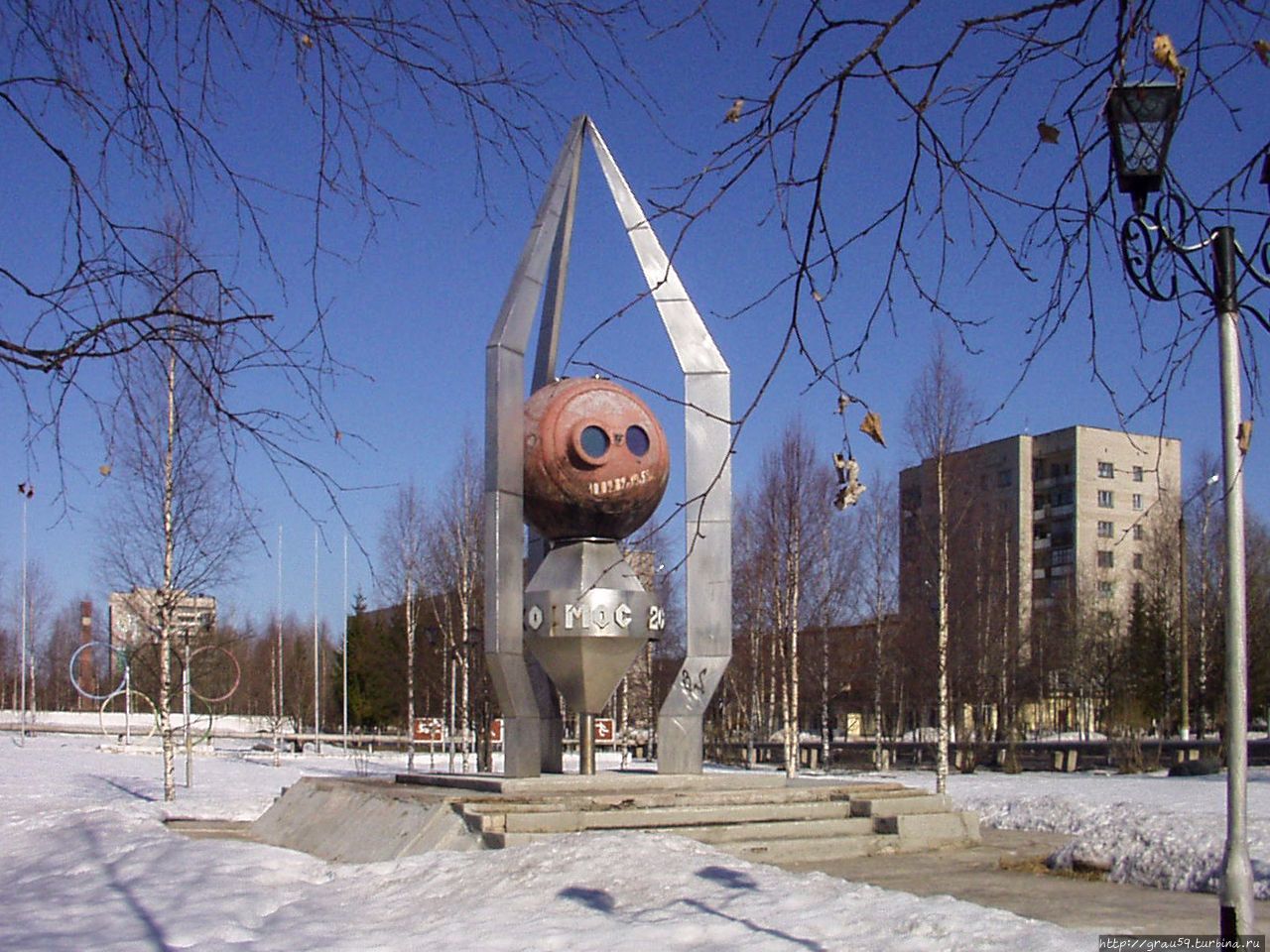 Памятник КА «Космос-2000» в Мирном (Из Интернета) Саратов, Россия