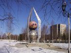 Памятник КА «Космос-2000» в Мирном (Из Интернета)