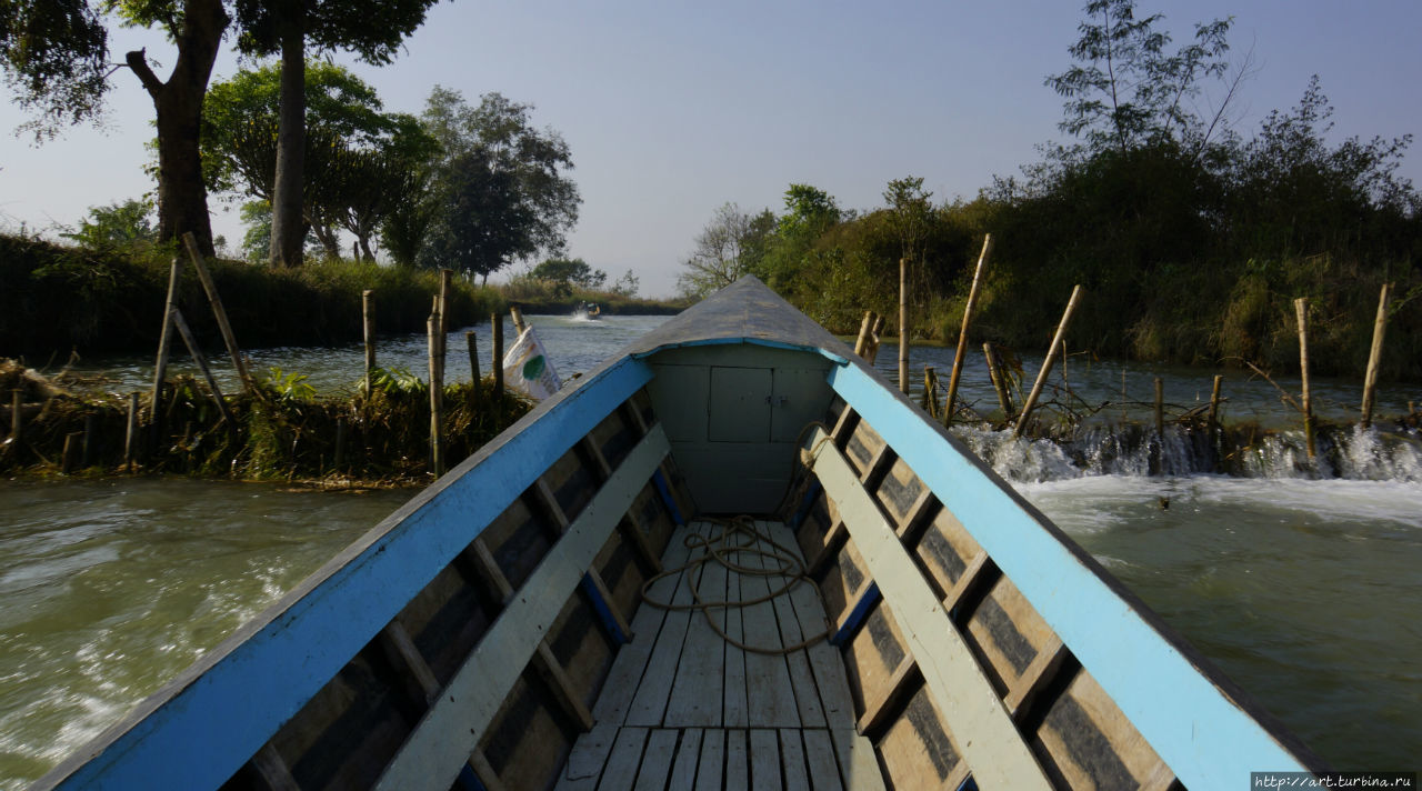 После пагоды  лодки плывут до селения Индейн по речке, спускающейся с окрестных холмов а по пути на ней сделано с десяток запруд с воротами, которые поднимают уровень воды. Озеро Инле, Мьянма