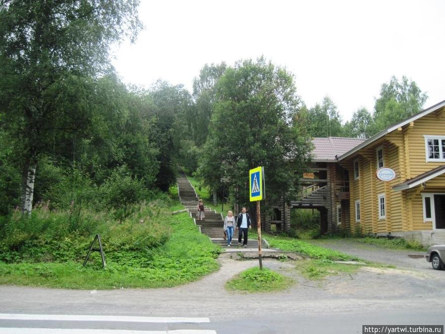 Лестница к санаторию начинается прямо от дороги Марциальные воды, Россия