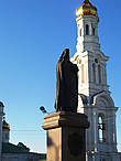 Дмитрий Ростовский на фоне колокольни Кафедрального Собора Рождества Пресвятой Богородицы
