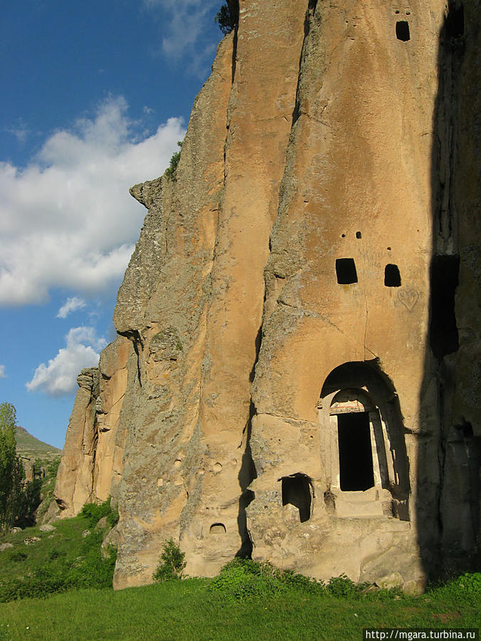 Монастырская долина в Гюзельюрте. Церковь Kömürlü Гюзельюрт, Турция
