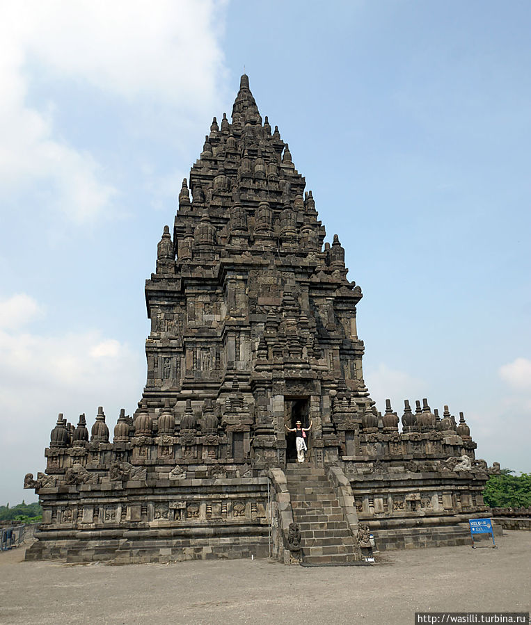 Храм бога Вишну. Самый добрый бог... и прикольный! Именно его реинкорнацией был Кришна.  :)) Ява, Индонезия