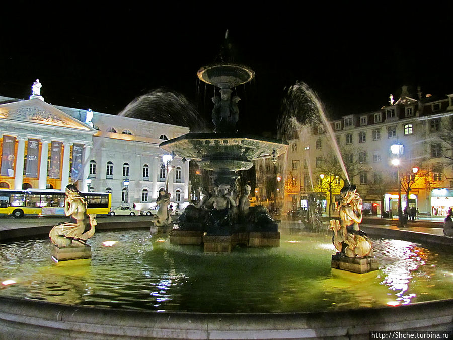 чудо-фонтан на фоне театра