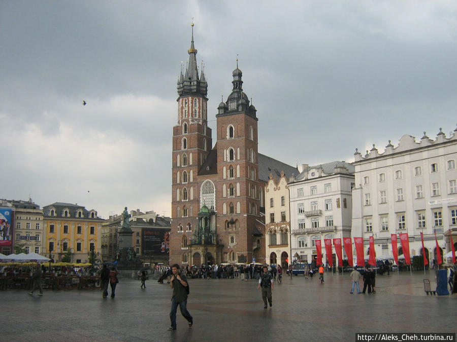 Вид на Мариацкий Костел со стороны Рынка и Сукенниц Краков, Польша