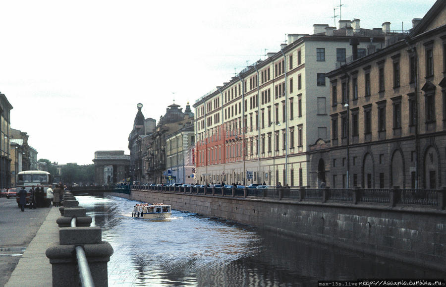 1977 год, канал Грибоедова. Большинство изменений касается цвета зданий. Так, здание над прогулочным корабликом раньше было выкрашено в желтый цвет, тогда как в наши дни оно покрашено в синий. А здание правее сейчас имеет.. даже не знаю какой цвет.. оранжево-розовый? А раньше было выкрашено в бледно-желтый Санкт-Петербург, Россия
