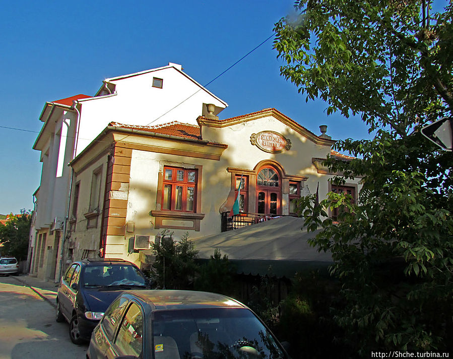 возле церкви гимназия