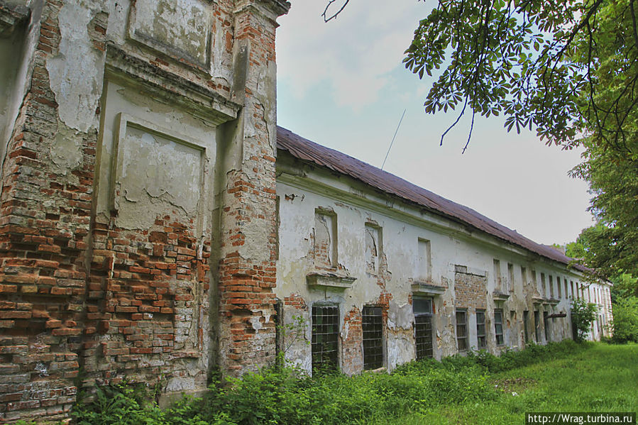 Монастырь не реконструируется, со стороны дороги смотрится уже изрядно обветшалым. Окна явно вставляли уже при советах.