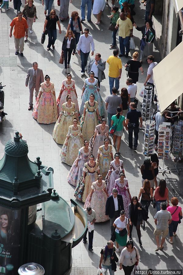 девушки в национальных костюмах Валенсия, Испания