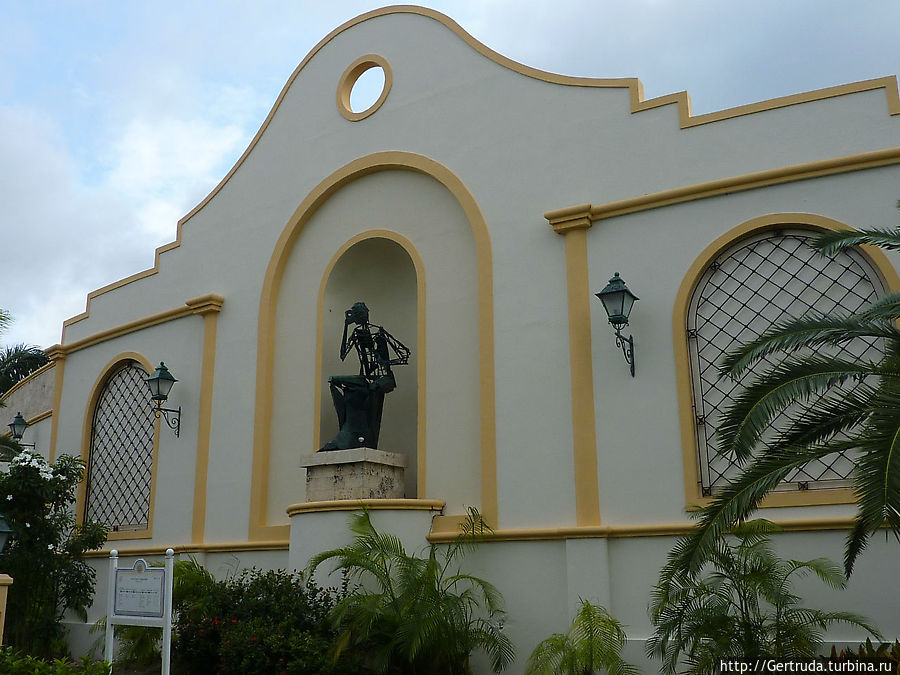 Задняя стена театра Тропикана Баваро, Доминиканская Республика