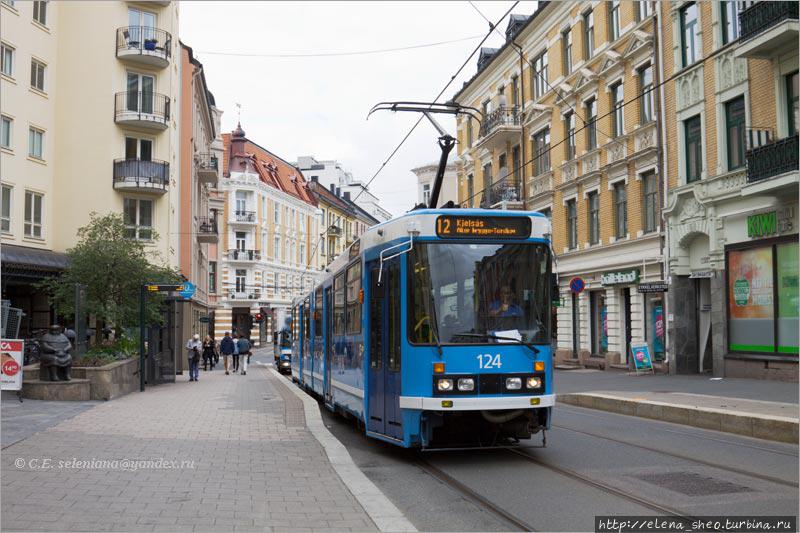 Улица Frognerveien в Осло, в районе Frogner, с идущим трамваем номер 12. Его-то я и снимала, а справа попал в кадр кусок KIWI. Норвегия