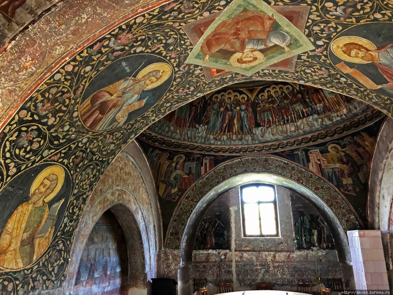 Роскошные росписи румынского православного монастыря Хорезу