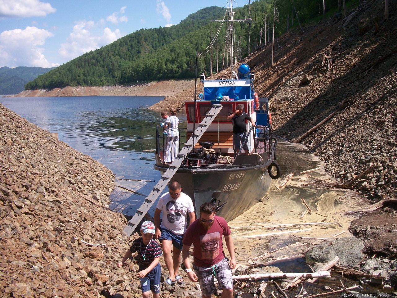 На катере по Енисею к водопаду Катушка. Абакан, Россия