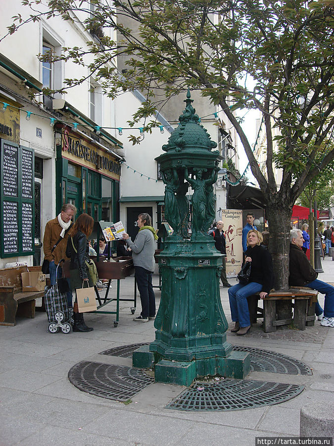 Один из питьевых фонтанчиков Парижа Париж, Франция