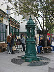 Один из питьевых фонтанчиков Парижа