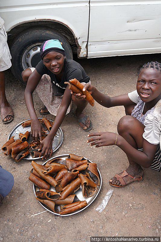 Девчата продают копченую говяжью кожу. Лагос, Нигерия