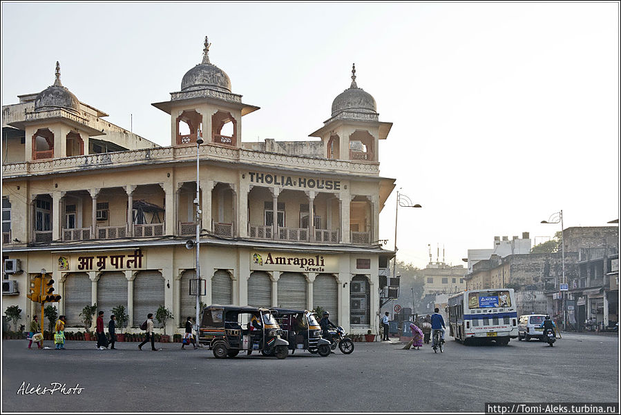Раджастхан недаром зовется самым живописным штатом Индии. Архитектура здесь уже имеет мало общего с английскими традициями...
* Джайпур, Индия
