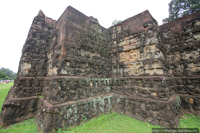 Облицовка внешней стены Террасы Прокаженного Короля. Фото из интернета Ангкор (столица государства кхмеров), Камбоджа