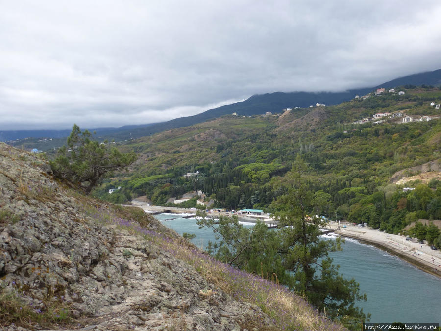 Та же бухта с мыса Плака, но с тучами Алушта, Россия