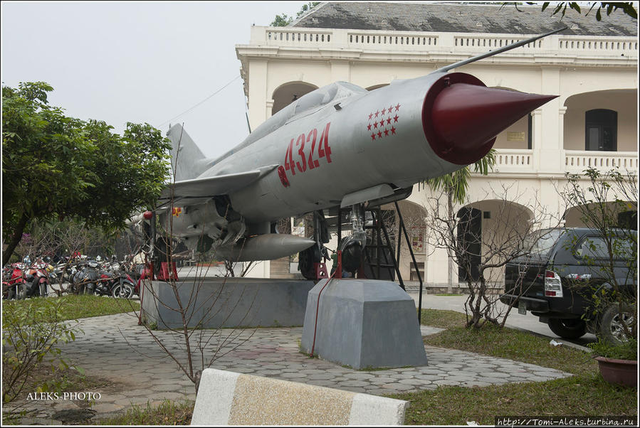В музее выставлены образцы оружия СССР, США, Франции и Китая — основных стран, участвующих в военных действиях на территории Вьетнама. Ханой, Вьетнам