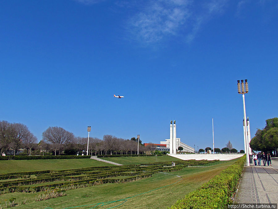 рядом аэропорт, можно понаблюдать самолеты, идущие на посадку Лиссабон, Португалия