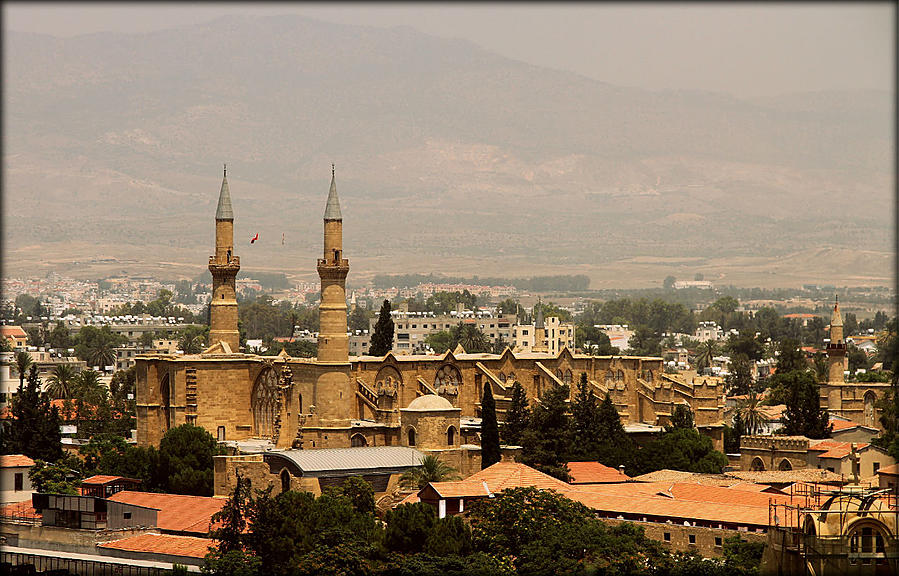 Вид на мечеть со смотровой площадки южной Никосии. Никосия (турецкий сектор), Турецкая Республика Северного Кипра