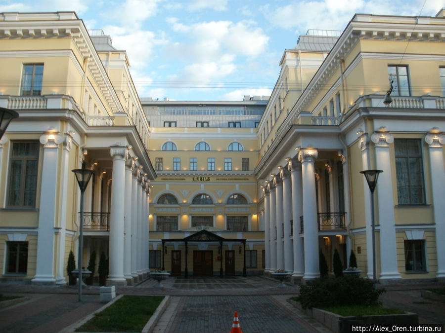 А в 2005 после пожара перестроен под гостиницу Эрмитаж. Санкт-Петербург, Россия