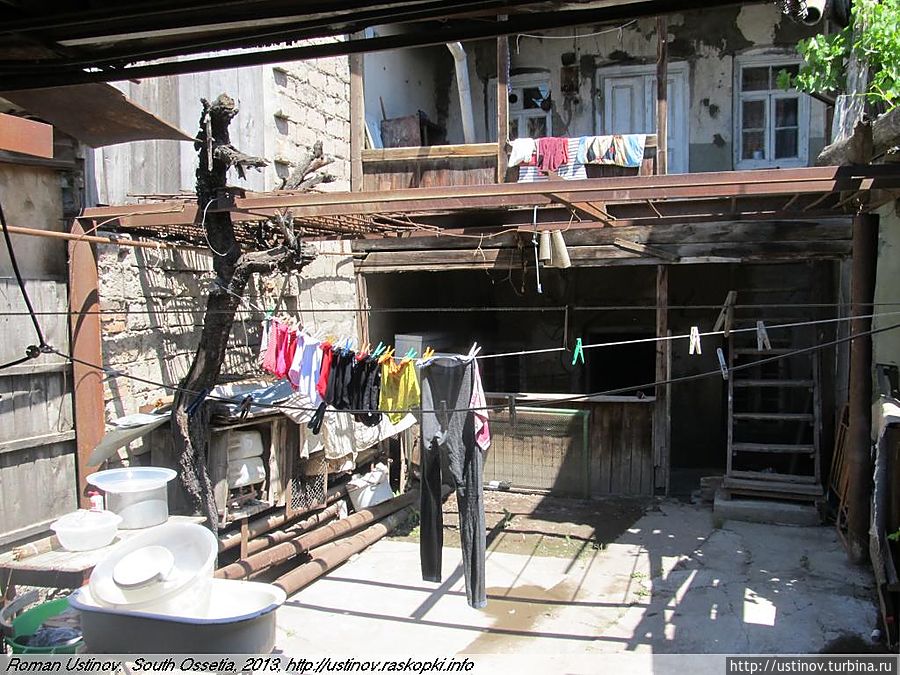 во дворе синагоги