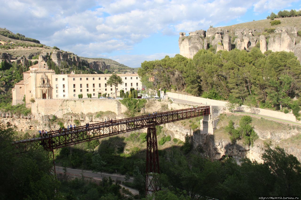 Мост Сан — Пабло (Puente de San Pablo). Отсюда с этого железного моста с деревянными перилами, проложенного над ущельем, открывается панорама скальных утёсов, монастыря Сан — Пабло, Старого города и домов Касас Кольгадас. Куэнка, Испания