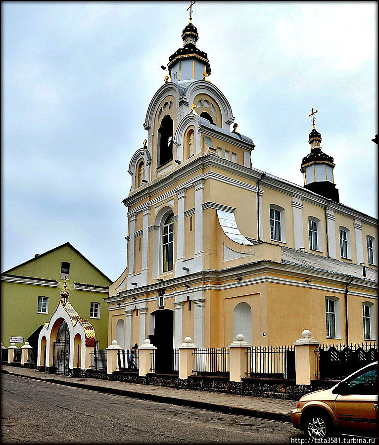 Церковь Св Бориса и Глеба — оборонного типа 1517-1519 гг. на фундаменте храма 12 в.